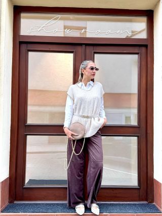 Semišové čokoládové kalhoty? 😍 ode dneška, co jsme je naskladnily je to naše srdcovka❤️ Nejen, že vypadají skvěle ale...