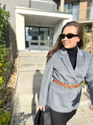 Sice nám svítí sluníčko, ale nenechme se zmást chladným vzduchem 🤧. Proto do takového počasí volím rolák, naše sako od...