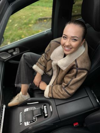 Tak tyto džíny jsou mým must-have na cestování ale i všude, kde se chci cítit nejlíp 🖤 a bunda? Nepotřebuju svetr, protože...