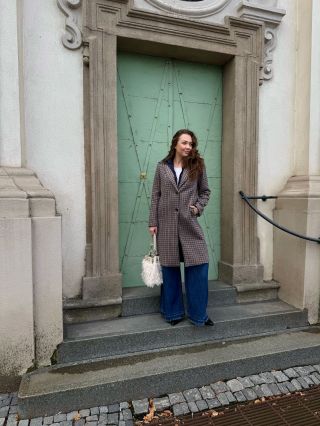 Když máš kabát, co zvládne i náročný čtvrtek. ☕🧥 🛍️ V posledních dvou velikostech najdeš u nás💫 #ondimode #italskamoda...