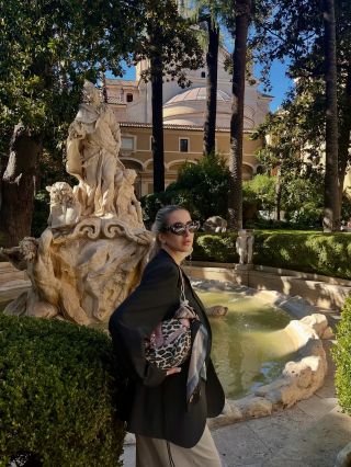 Ještě trochu posledního ☀️z Říma. Viskózový komplet je ideálním jak na cesty, tak na celodenní nošení🪡. Najdeš u nás nebo...