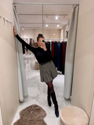 Sukně, kožich a ♾️🖤? Nejsem typ člověka, který nosí sukně, ale když jsem tuhle naskladňovala, nějakým způsobem na mě...